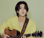 Identik Nyanyi Dengan Gitar