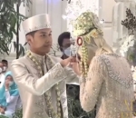 Kedua Mempelai Bertemu