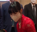 Mengenakan Kebaya Merah
