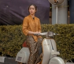 Naik Vespa dengan Kebaya
