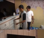 Kamar Utama Dilengkapi TV