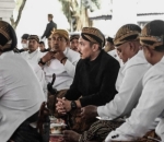 Gagah dalam Balutan Pakaian Adat Jawa