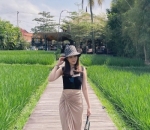 Dikelilingi Sawah Hijau