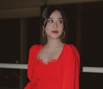  Glamor dengan Gaun Merah