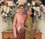 Manis Kenakan Pakaian Adat Pink