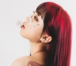 Rambut Kontras Hitam dan Merah