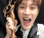 <i>Cheerful</i> Dengan Piala