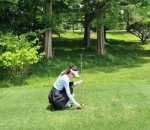 Pose Candid Anggun Letakkan Bola Golf