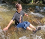 <i>Happy</i> Kunjungi Air Terjun