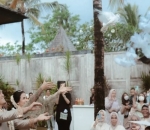 Momen Melepas Burung Merpati Bersama