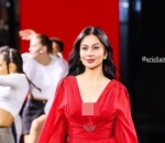 Kenakan Gaun Merah