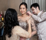 Momen Pasangkan Kalung
