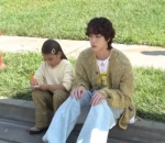 Jin dan Victoria Duduk Imut di Trotoar