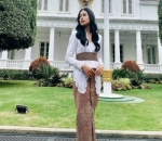 Perpaduan Kebaya dan Sepatu Keds