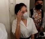 Wendy Walters Menangis Sindir Reza Arap yang Absen Sidang Mediasi