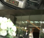 Gandengan Tangan ke Mobil Pengantin
