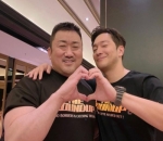  Pamer Pose Kiyowo dengan Son Suk Ku