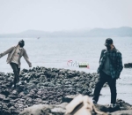 Berjalan di Bebatuan Tepi Pantai