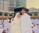 Pose Manis di Depan Ka'bah