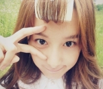 Pose Unik Pakai Roll Rambut