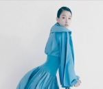 Pinggang Semut Berbalut Gaun Biru
