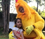 Rela Pakai Kostum Ayam