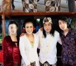Dampingi Pernikahan Sang Ayah