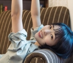 Pose Cheerful Saat Baca Buku