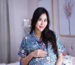 Cantik Alami Pakai Piyama Daster Saat Bumil