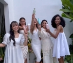 Kenakan Outfit Putih