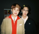 Aksi Gemes Doyoung Cium Tangan Jungwoo NCT