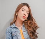 Perpaduan Jeans dan Dress Kuning