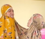 Pakai Mukena Bikin Ngakak