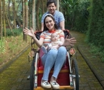 Hibur Claire dengan Naik Becak