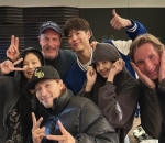 Pamer Pose Cute Bersama Woody Harrelson