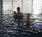 Momen Belajar Berenang Bersama