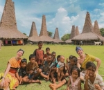 Akrab dengan Anak-Anak Sumba