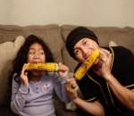 Lomba Makan Jagung Bakar