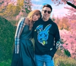 Berpelukan Manis di Bawah Pohon Sakura