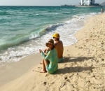 Duduk di Bibir Pantai