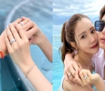 Berpelukan Sambil Pamer Cincin