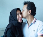 Tak Segan Berbagi Momen Mesra