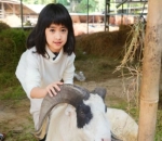 Khadeejah Pegang Tanduk Kambing
