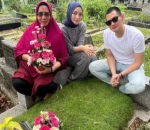 Ziarah ke Makam Mendiang Irwan Siregar