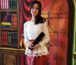 Anggun Berkebaya Saat Wisuda
