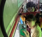Selfie Tergemoy di Dalam Bus