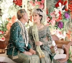 Pose Melet Duduk Pelaminan