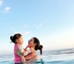 Momen Renang Bareng Baby Chloe