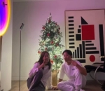 Pakai Kaos Couple Rayakan Natal