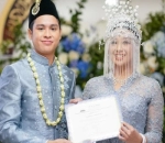 Pakai Pakaian Adat